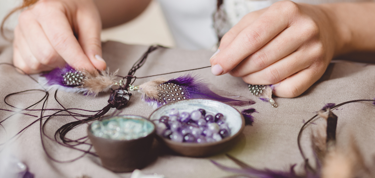 Risiken für Etsy Händler Eine Frau bastelt eine Kette
